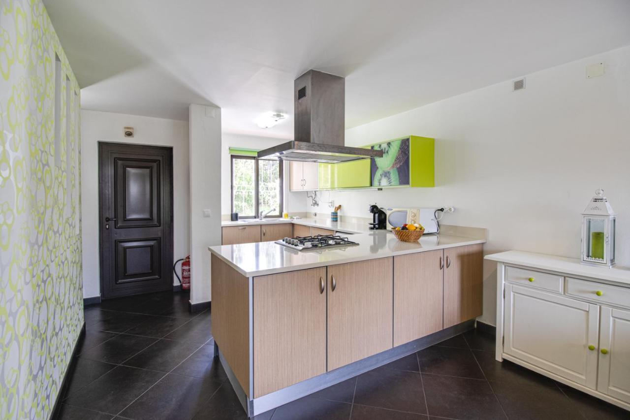 Seaside Retreat With Pool, Ac, And Fast Wi-Fi Apartment Albufeira Bagian luar foto
