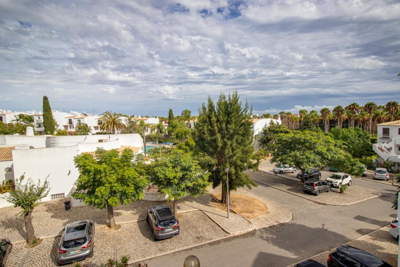 Seaside Retreat With Pool, Ac, And Fast Wi-Fi Apartment Albufeira Bagian luar foto